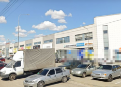 Юного мопедиста сбили на парковке ТЦ в Волгограде 