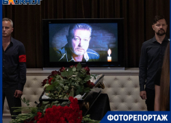 Отправили в последний путь под аплодисменты: в Волгограде простились с актером Сергеем Викторовым