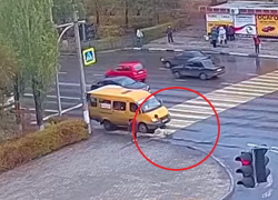 Опубликовано видео жесткого наезда маршрутки на хромающую волжанку 