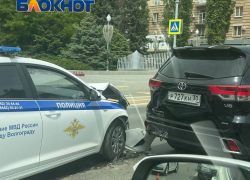 Машина полиции разбилась в центре Волгограда 