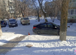 Автомобиль сбил ребенка на ледяной горке во дворе Волгограда