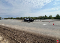 Молодежь спасают в реанимации из расплющенной фурой иномарки в Волгоградской области