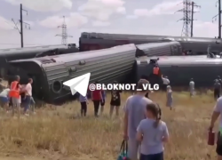 Пассажирский поезд сошел с рельсов в Котельниково: видео первых минут шок-ЧП