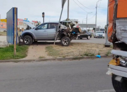 Иномарку смяло в ДТП с гидрокраном в Волгограде