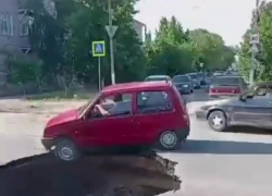 «Ока» захотела нырнуть в огромный провал асфальта в Урюпинске: видео