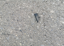 Неизвестный пробил бампер припаркованного в Тракторозаводском районе авто, кидая из окна мусор и стекло