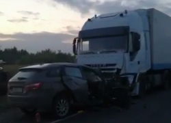 Два волгоградца погибли в ДТП с легковушкой, фурой и микроавтобусом