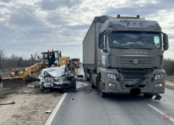 Трое детей из «Лексуса» пострадали в  ДТП с  грузовиком и грейдером на волгоградской трассе 