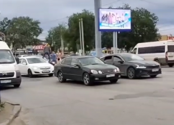 Драка с прыжком на машину попала на видео в Волгограде