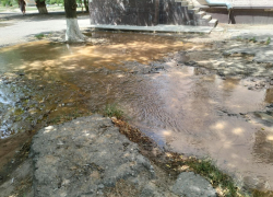 В унитазных бачках кипяток, вся вода на улице: Волгоград заливает вода из гнилых труб