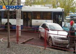 В Волгограде на Рабоче-Крестьянской грузовик врезался в троллейбус с пассажирами 