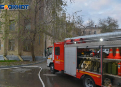 Пожар тушат рядом с церковью у "Парк Хауса" в Волгограде