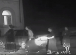 Опубликовано видео, как семейство цыган выбежало спасать родственника от инспекторов ДПС в Волгограде 