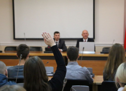 Старшеклассников-будущих студентов элитного вуза пустили позаседать в гордуме Волгограда 