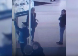 Кража трех iPhone и двойное падение вора в ТЦ Волгограда попало на видео