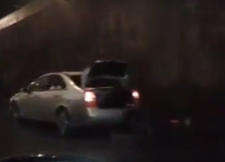 Очевидцы сняли на видео девять авто, попавших в одну дорожную яму в Волгограде