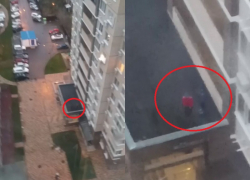 Дети устроили опасную прогулку по козырьку элитной высотки в Волгограде