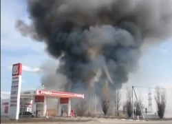 Напугавший волгоградцев пожар у заправки попал на видео 