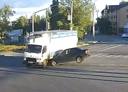 На видео попало столкновение иномарки и грузовика в Волгограде