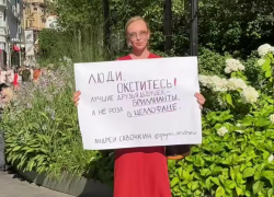  Альбина Джанабаева вышла на одиночный пикет против дешевых подарков