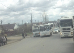 Новый пассажирский автобус столкнулся с грузовым автомобилем на дороге Волгограда ﻿