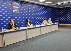 Депутат Госдумы Анна Кувычко попиарилась на молочных кухнях, закрытых при ней в Волгограде