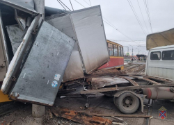 Трамвай размозжил «ГАЗель» под Волгоградом – видео