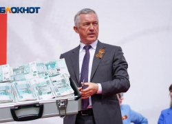 Глава гордумы Волгограда Владлен Колесников с супругой заработали за год более 27 млн рублей