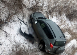 В Волгоградской области кроссовер на скорости вылетел с трассы: водитель погиб