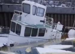 В Волгограде затонули два катера: видео с места загрязнения Волги нефтепродуктами