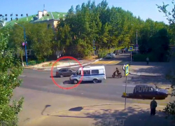 В Волжском скутерист на скорости влетел в иномарку