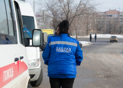 Мужчина на мотоцикле влетел во двор чужого дома в Волгоградской области