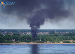 Волгоградцев напугал огромный черный столб дыма у комплекса «Бобры»