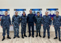 Их заметили с вышки: сотрудники колонии спасли провалившихся под лед мужчин 