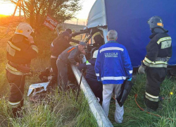 В Волгограде сотрудникам МЧС пришлось вызволять водителя из смятой «ГАЗели»