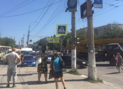 Автокран устроил ДТП и парализовал движение троллейбусов в Волгограде 