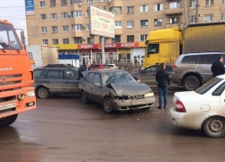 Массовое ДТП с участием фуры парализовало движение в Советском районе Волгограда