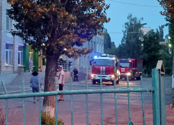 Школа №96 загорелась в Волгограде: видео с места ЧП