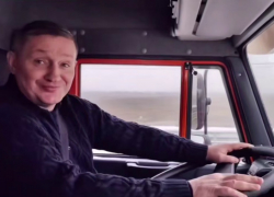 За руль спецтехники сел губернатор Бочаров в первый по-настоящему снежный день 