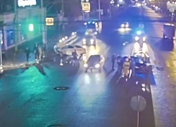 На видео попало ночное ДТП из-за пьяного водителя в центре Волгограда