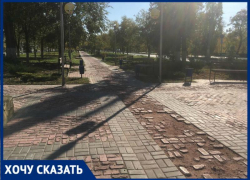 Прогулка по пересеченной местности: пешеходную дорожку под окнами администрации просят починить жители Кировского района