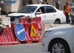 Машина провалилась в коммунальные раскопки в Волгограде