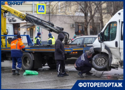 Машины в хлам, повсюду осколки: что творится на месте аварии с 8 пострадавшими в центре Волгограда 