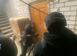 ФСБ вскрыла подпольную нарколабораторию в Волгограде — видео штурма