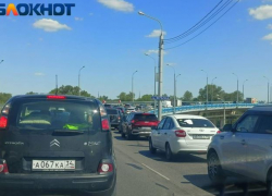 Гигантская пробка образовалась на юге Волгограда 