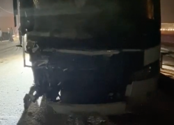 КамАЗ врезался в автобус с рабочими и загорелся под Волгоградом 