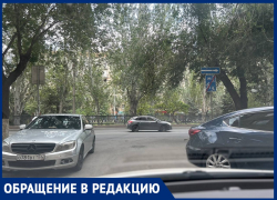 Любители халявной парковки заблокировали двор в центре Волгограда