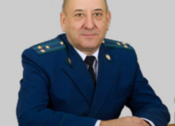Настоящий полковник принимает цветы и поздравления