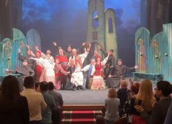 Волгоградцам аплодировали стоя в битком набитом театре Нижнего Тагила: видео заряжает позитивом