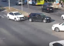 Два ребенка пострадали в столкновении трех машин на юге Волгограда 